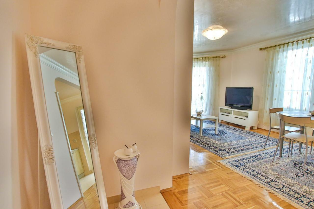 Apartment Gala With Balcony And Private Parking Porec Exterior photo