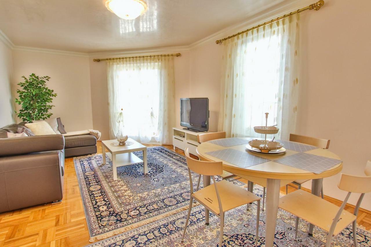 Apartment Gala With Balcony And Private Parking Porec Exterior photo
