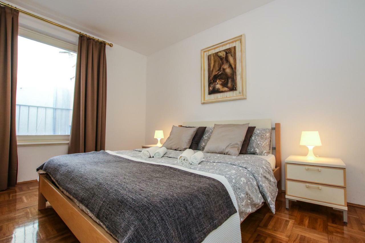 Apartment Gala With Balcony And Private Parking Porec Exterior photo
