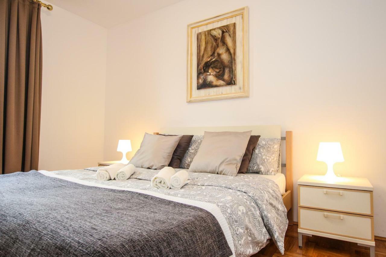 Apartment Gala With Balcony And Private Parking Porec Exterior photo